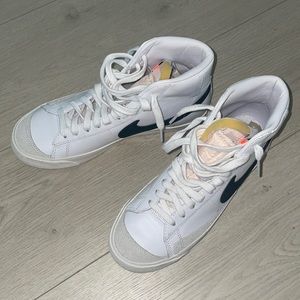 Nike black and white blazer mid ‘77 - never worn